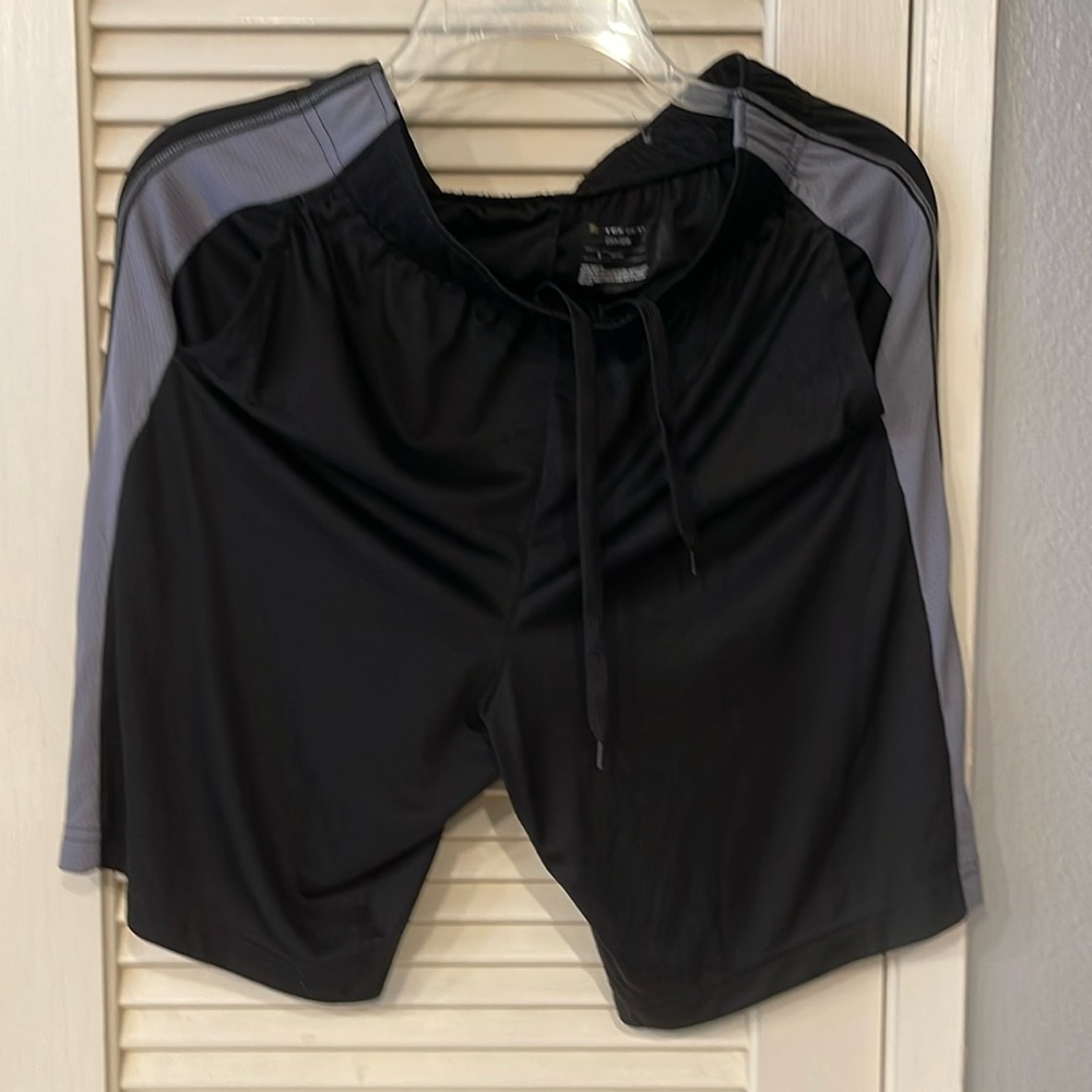 Mens Tek Gear drytek size small. Polyester thin material.